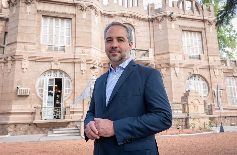 Retrato de Matias Stevanato intendente del departamento de Maipú realizado en el Museo del Vino, ex Bodega Giol. Foto: Ignacio Blanco / Los Andes