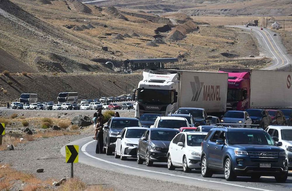 Largas colas de vehículos con al menos 9 horas de espera para poder pasar a Chile. La fila de automóviles alcanzaba unos 8 Km para llegar al peaje del túnel Internacional e ingresar al vecino paísFoto: José Gutierrez / Los Andes