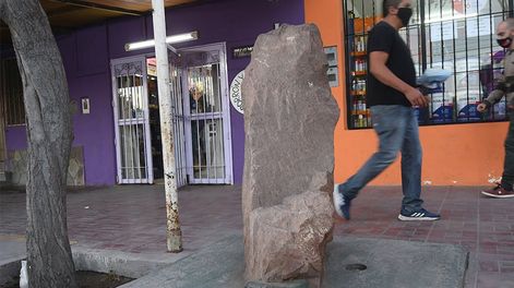 Los Andes | Piedra fundamental de la Posrta del Retamo colocada en Avenida Mitre del departamento de Junín Mendoza, Foto: José Gutierrez / Los Andes