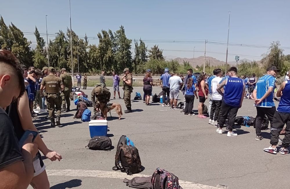 El destrato de Carabineros con los hinchas tombinos al llegar a Chile. Foto: Los Andes