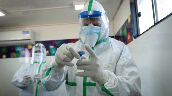 Análisis. Ayer, la Red de Laboratorios provincial realizó 260 determinaciones, de las cuáles 175 dieron resultado negativo y 85 positivo. 16 pacientes se recuperaron de Covid-19. Foto: Ignacio Blanco / Los Andes.