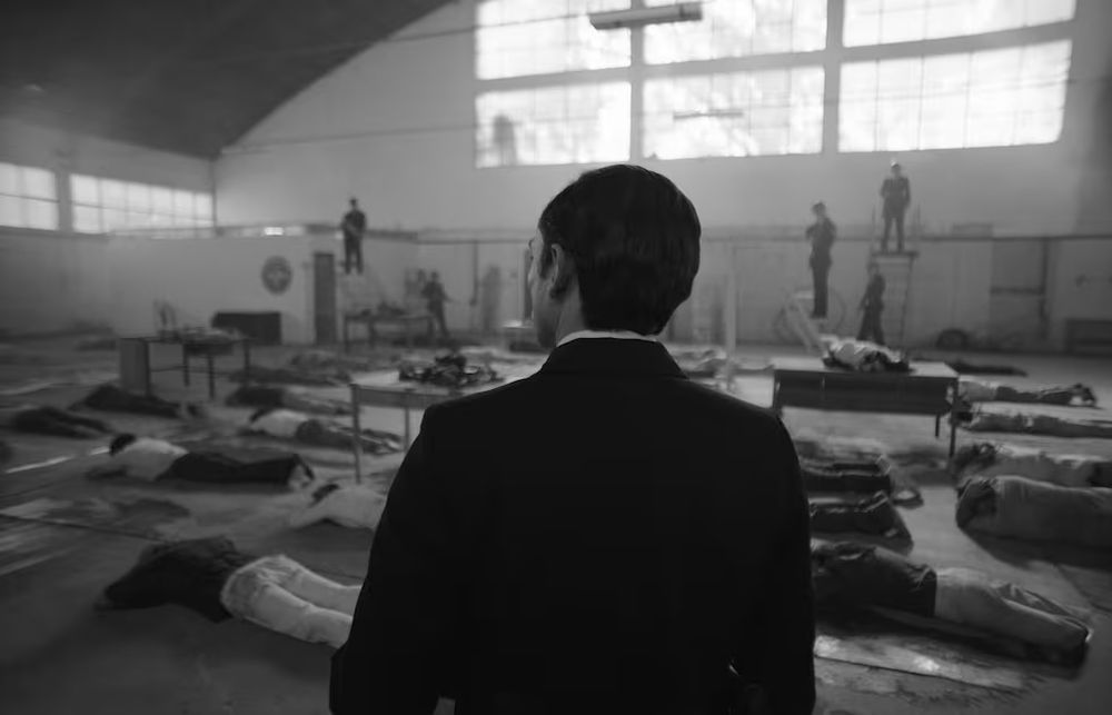 Una escena de la película Hangar rojo, que cuenta con producción Villano Producciones por Chile; Brava Cine y HD Argentina; Caravane, Berta Film y Rain Dogs por Italia; además del aporte de Oeste Film como productor asociado y la labor de los productores asociados Marcelo Ortega y Mariano Morales (ambos de Mendoza).
