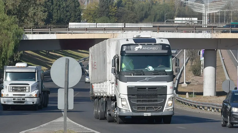 Hay choferes de camiones que no han podido renovar su licencia de conducir por la transición al nuevo sistema digital