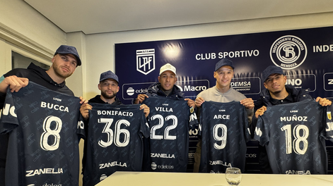 El capitán Sebastián Villa junto a los refuerzos de la Lepra, Leonel Bucca, Ezeequiel Bonifacio, Alex Arce y el colombiano Santiago Muñoz durante la presentación en el Parque.&nbsp;