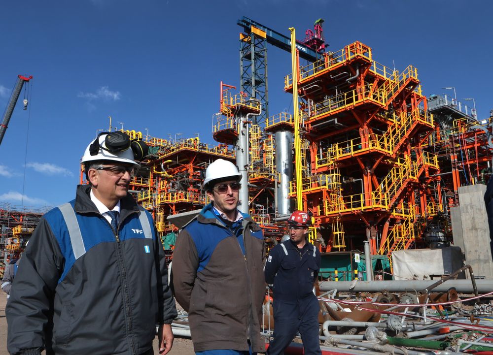 Horacio Mar&iacute;n recorri&oacute; la refiner&iacute;a de YPF en Luj&aacute;n de Cuyo, donde se invierten 650 millones de d&oacute;lares para adaptar el gasoil a las nuevas especificaciones ambientales. Foto: Marcelo &Aacute;lvarez / Los Andes