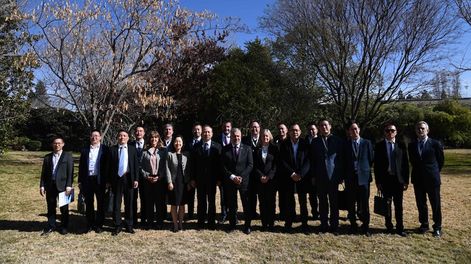 Los Andes | El embajador de China Wang Wei, junto a una delegación de ocho importantes empresas asiáticas, fueron recibidos por el gobernador Alfredo Cornejo en la residencia de La Puntilla / Foto Gobierno de Mendoza