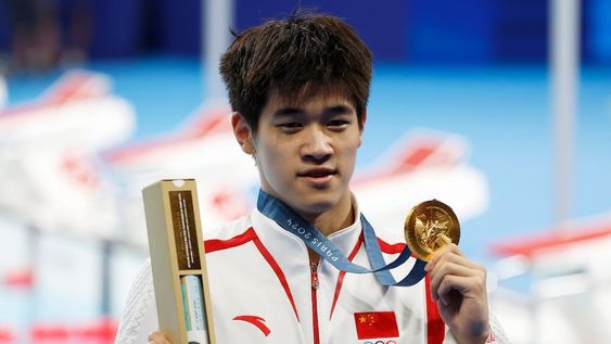 Paris (France), 31/07/2024.- Gold medallist Pan Zhanle of China poses for photos after the Men 100m Freestyle final of the Swimming competitions in the Paris 2024 Olympic Games, at the Paris La Defense Arena in Paris, France, 31 July 2024. (100 metros, Francia) EFE/EPA/MAST IRHAM