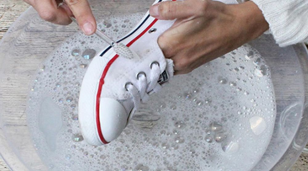 A diferencia de otros métodos abrasivos que pueden deteriorar el tejido o desgastar las costuras, esta técnica utiliza productos que probablemente ya tengas en tu casa