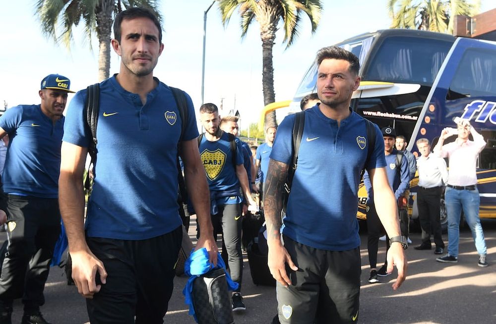 Carlos Izquierdoz y Mauro Zárate, ambos jugadores renovaron sus contratos con Boca y siguen bajo las órdenes de Miguel Ángel Russo. / Los Andes.