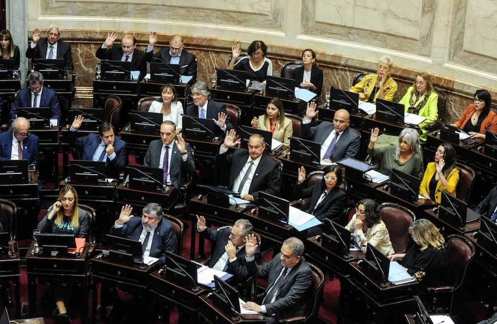 En una sesión polémica, los senadores aprobaron aumentarse las dietas a más de $6 millones brutos por mes y hasta sumaron un aguinaldo. Foto: Federico Lopez Claro