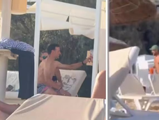 El divertido encuentro de Lionel Scaloni con hinchas argentinos en la playa: look animal print y un trago de regalo