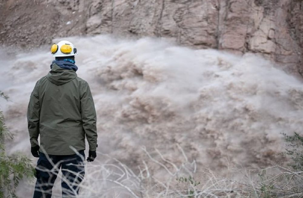 Apertura de compuertas del descargador de fondo del dique Potrerillos para bajar el nivel del embalse (Prensa Gobierno de Mendoza)