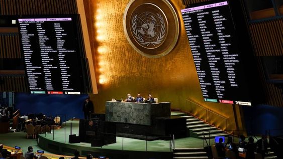 Los miembros de las Naciones Unidas votaron por mayoría a favor la resolución para que cese la invasión de Rusia en territorio ucraniano (Foto de AP)