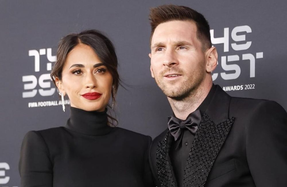 París (Francia), 27/02/2023.- El futbolista argentino Lionel Messi del Paris Saint-Germain FC y su esposa Antonella Roccuzzo llegan a la ceremonia The Best FIFA Football Awards 2022 en París, Francia, el 27 de febrero de 2023. (Francia) EFE/EPA/YOAN VALAT