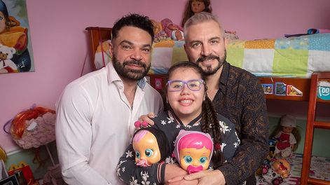 La pequeña Bianca, rodeada por sus padres, Daniel González y Gastón Fernández, quienes la adoptaron. Foto: Ignacio Blanco / Los Andes