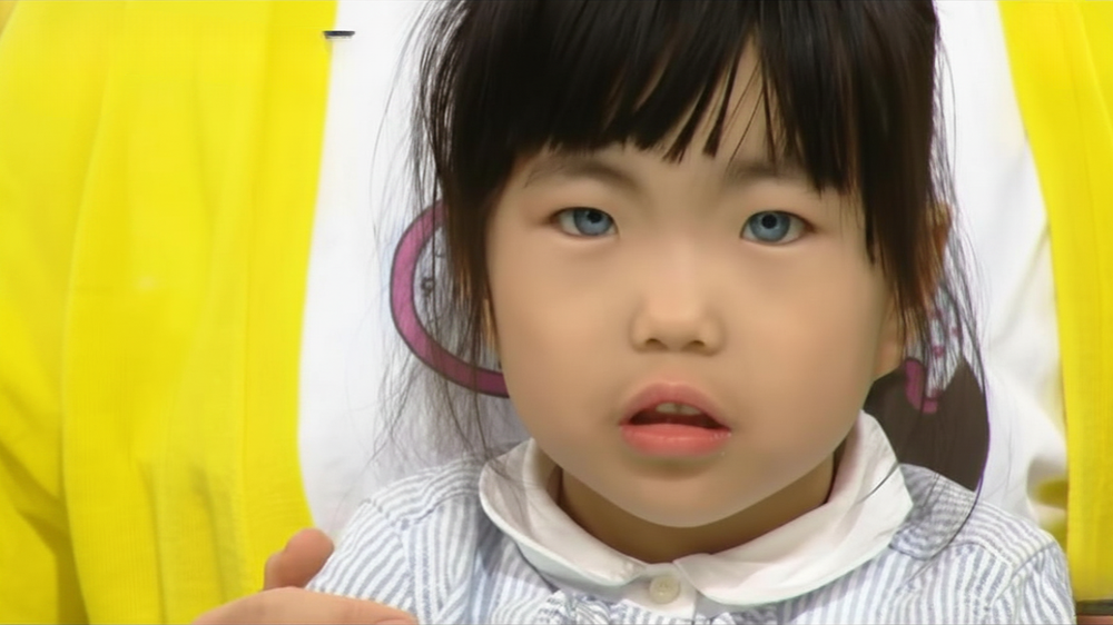 Madre e hija recibieron discriminación por el color de sus ojos.&nbsp;