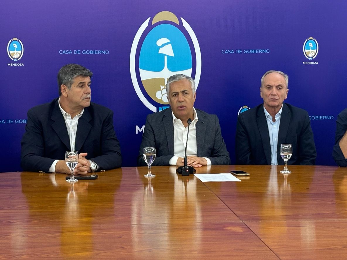 El gobernador, Alfredo Cornejo con los intendentes Mario Abed (Junín) y Raúl Rufeil (San Martín).
