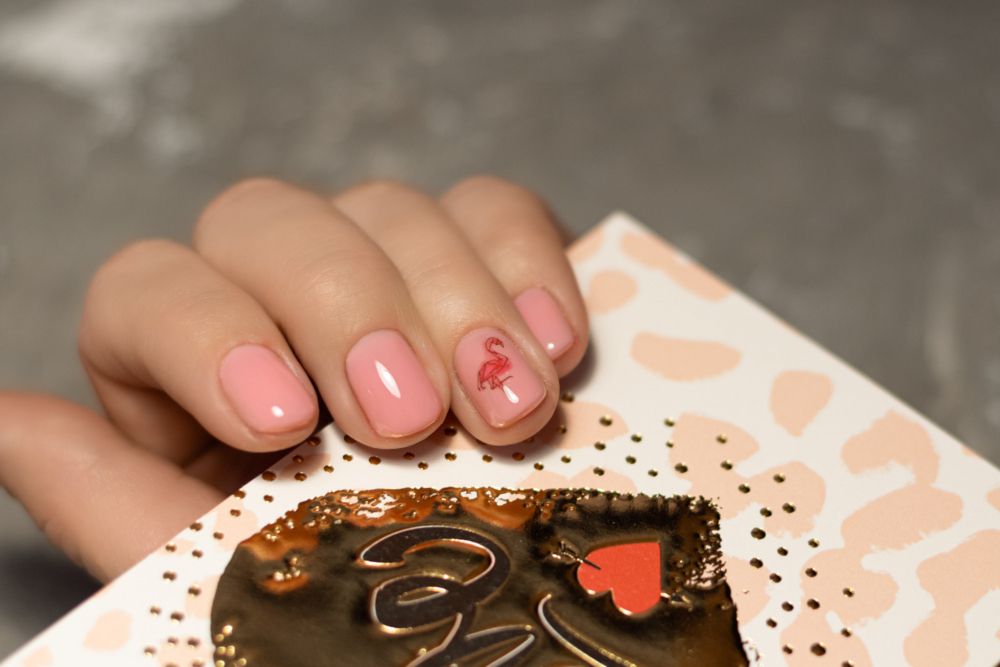 El brillo rosado te deja las uñas de princesa.