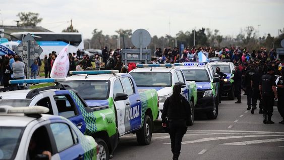 Hoy el salario de un agente bonaerense es de $34.761,40, un 28% por debajo de la canasta básica que en julio tuvo un precio de $44.521, según el Indec. / Gentileza