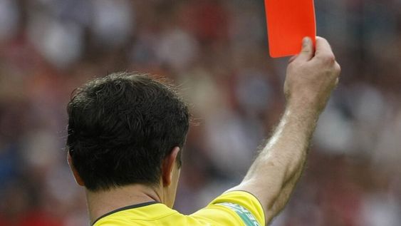 Un árbitro que fue agredido en un partido de 2019 en el departamento de Santa Rosa percibirá $500 mil por daños y perjuicios (foto ilustrativa).