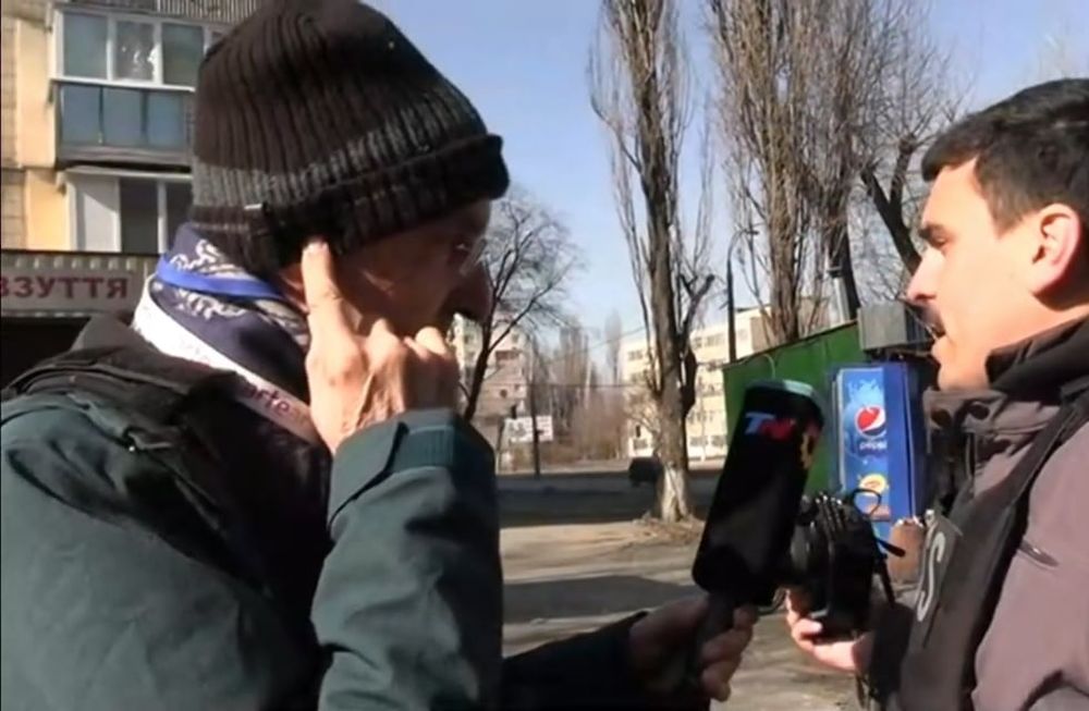 El reconocido periodista se encontraba recorriendo una zona residencial sacudida por la guerra, cuando escuchó unas fuertes detonaciones en cercanías a su ubicación. Rápidamente -ante la preocupación de sus colegas-, el corresponsal de TN aclaró, “estamos bien”.