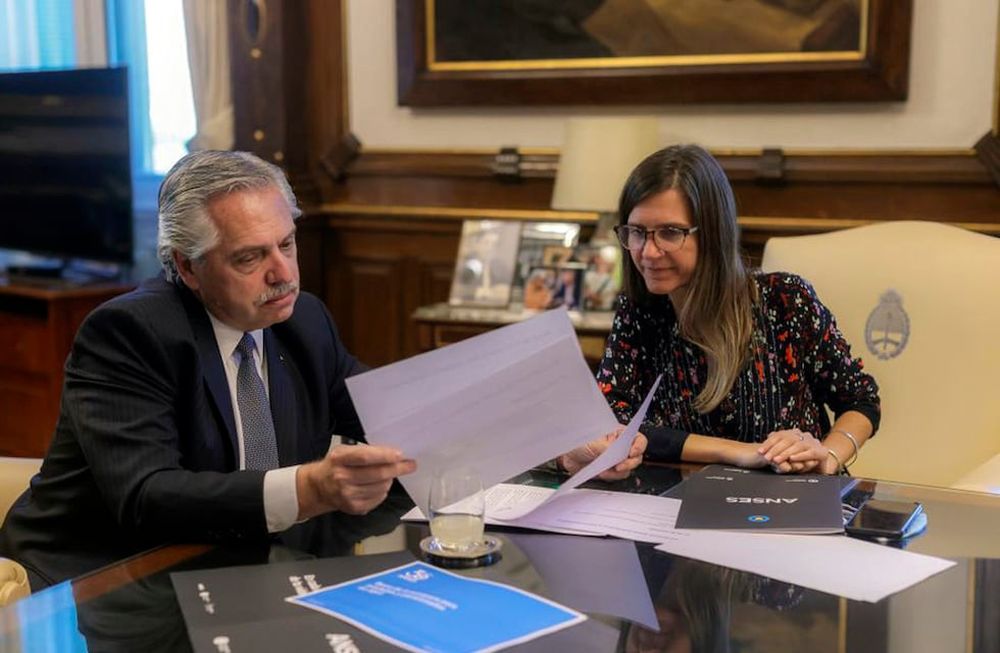 El Gobierno nacional pagará un bono extraordinario en abril de 6.000 pesos a jubilados y pensionados que perciben el haber mínimo, y también a titulares de pensiones no contributivas, como forma de fortalecer sus ingresos ante la suba de precios de los alimentos registrada en las últimas semanas, informaron hoy fuentes oficiales.Fernández Alberto  /  Raverta Fernanda (Télam)