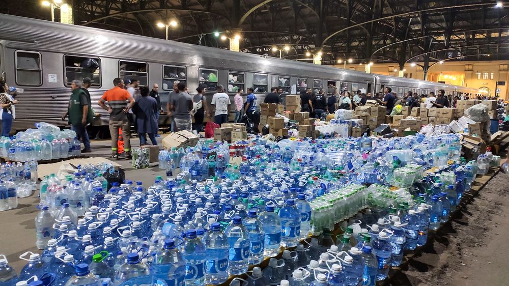 Cientos de personas se congregaron en Constitución para juntar las donaciones. 
