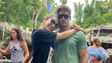 Jimena Barón y su novio, Matías Palleiro, en Disney.