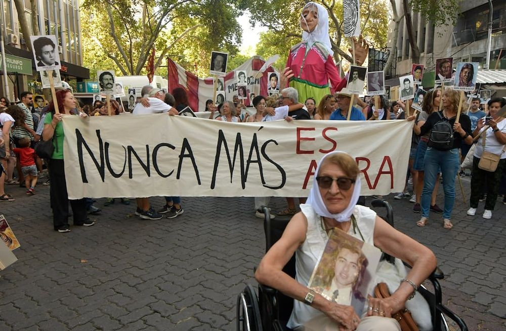 Multitudinaria marcha por el 24M en las calles mendocinas / Orlando Pelichotti.