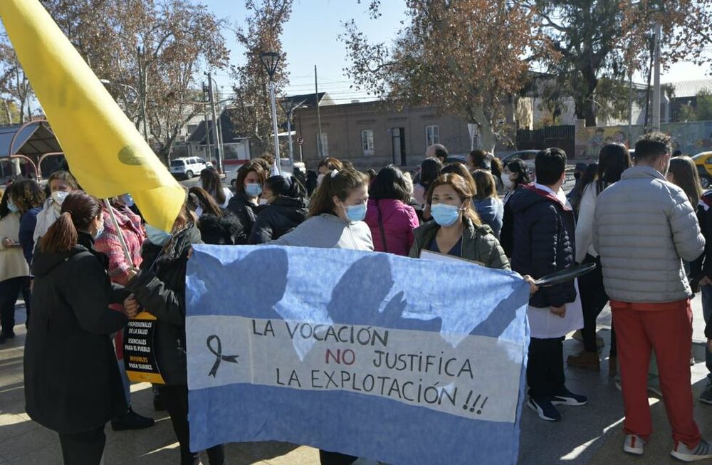 Trabajadores de la salud reclamaron esta mañana en la puerta del Hospital Notti, en el inicio de la vacunación a adolescentes con factores de riesgo. Foto: Orlando Pelichotti / Los Andes.