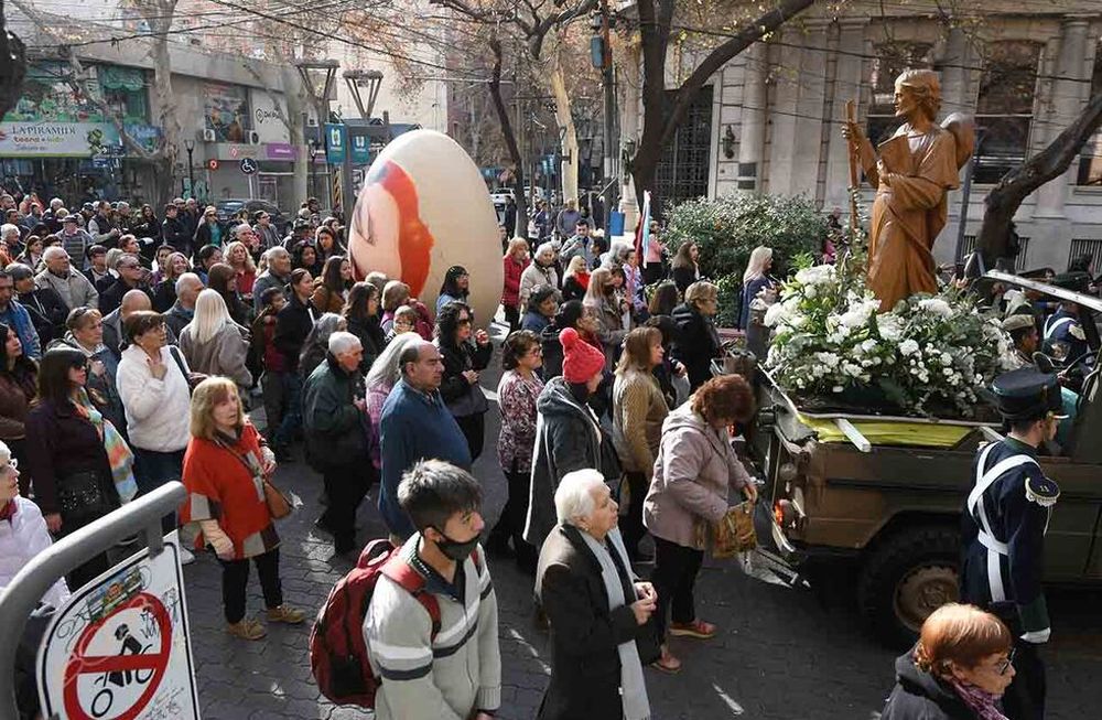 Cientos de fieles acompañaron al Patrono mendocino por las calles céntricas. Se usó la imagen de Santiago peregrino, como se hace desde el año 2001. | Foto: José Gutiérrez / Los Andes
