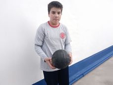 en pandemia iba a buscar la tarea en mula y ahora fabrico una pelota porque no tenia para jugar: su historia y su sueno