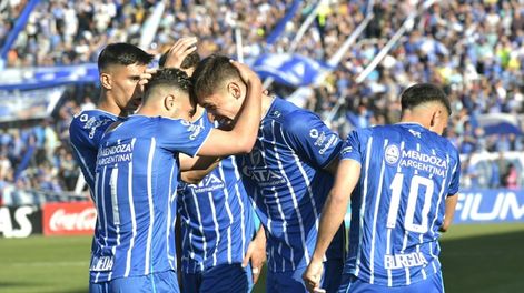 Los jugadores de Godoy Cruz festejan el gol de Tadeo Allende ante Independiente de Avellaneda / Orlando Pelichotti.