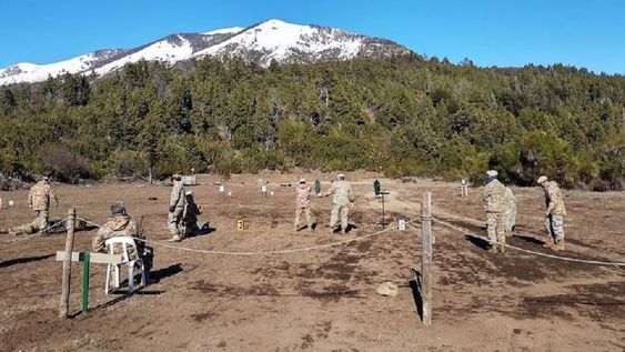 Militaron custodiaron el terreno ante la ocupación ilegal de mapuches - Gentileza / Infobae