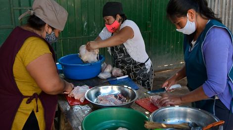 Los Andes | Comedor de Juana Mamami en el Barrio Flores Oeste, de Ciudad. Junto a otras vecinas, diariamente preparan comida para 100 personas. Foto: Orlando Pelichotti / Los Andes