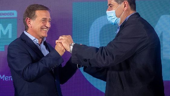 Elecciones Legislativas PASO 2021. Rodolfo Suárez y Mario Abed celebran el contundente triunfo de Cambia Mendoza con el 43% de los votos. Foto: Ignacio Blanco / Los Andes