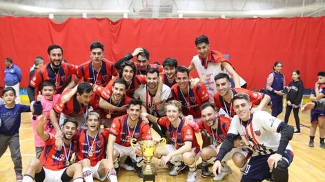 Los Andes | El plantel de Andes Talleres que gritó bicampeón en el Torito Rodríguez. Gentileza Prensa Fefusa.
