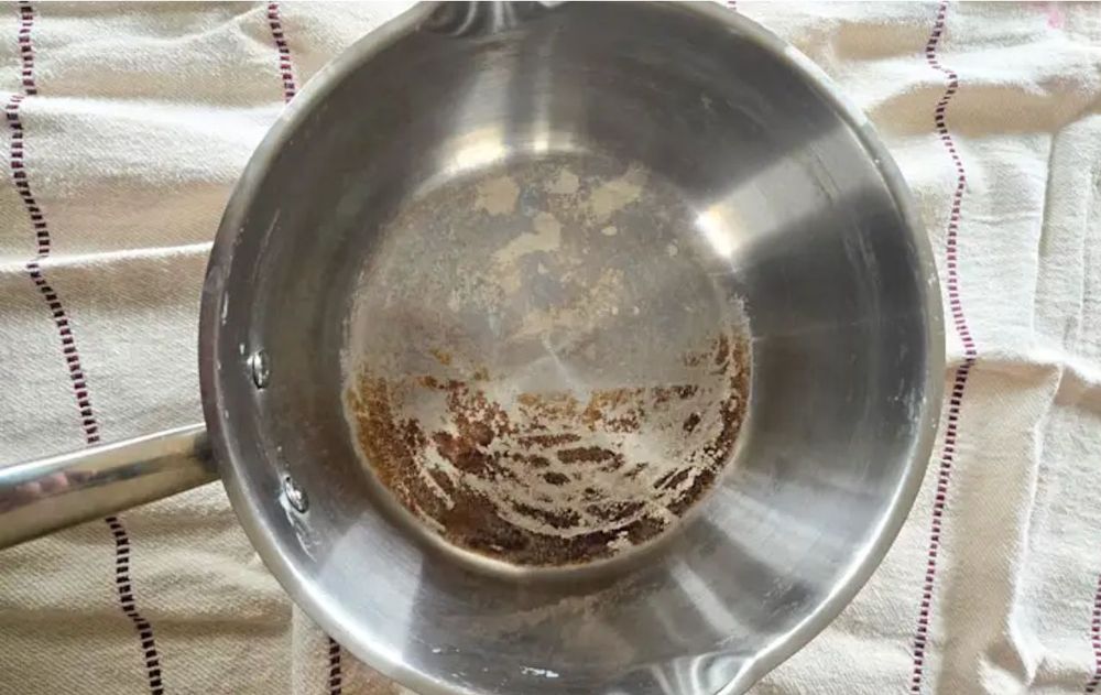 Según el tipo de aluminio, este producto elimina en pocos minutos las manchas quemadas del interior de la olla.