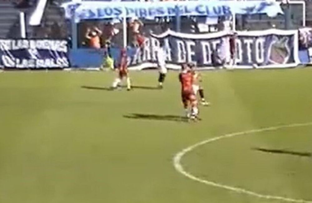 Pizarro agredió a Sánchez y dejó con uno menos a Sportivo Italiano en el empate 1-1 como visitante frente a Lamadrid. La piña recordó lo sucedido en aquel Flamengo-Vélez de 1995. / Gentileza.