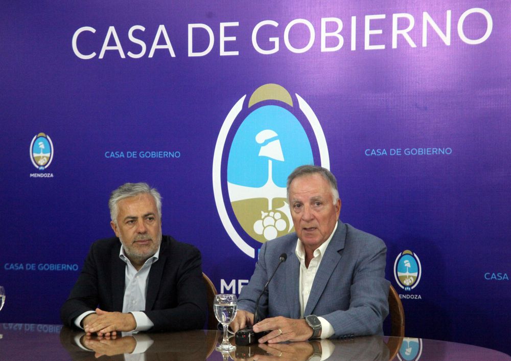 El gobernador Alfredo Cornejo y el presidente del Banco Nación, Daniel Tillard, explicaron la ampliación de medios de pago en el transporte público de pasajeros.  