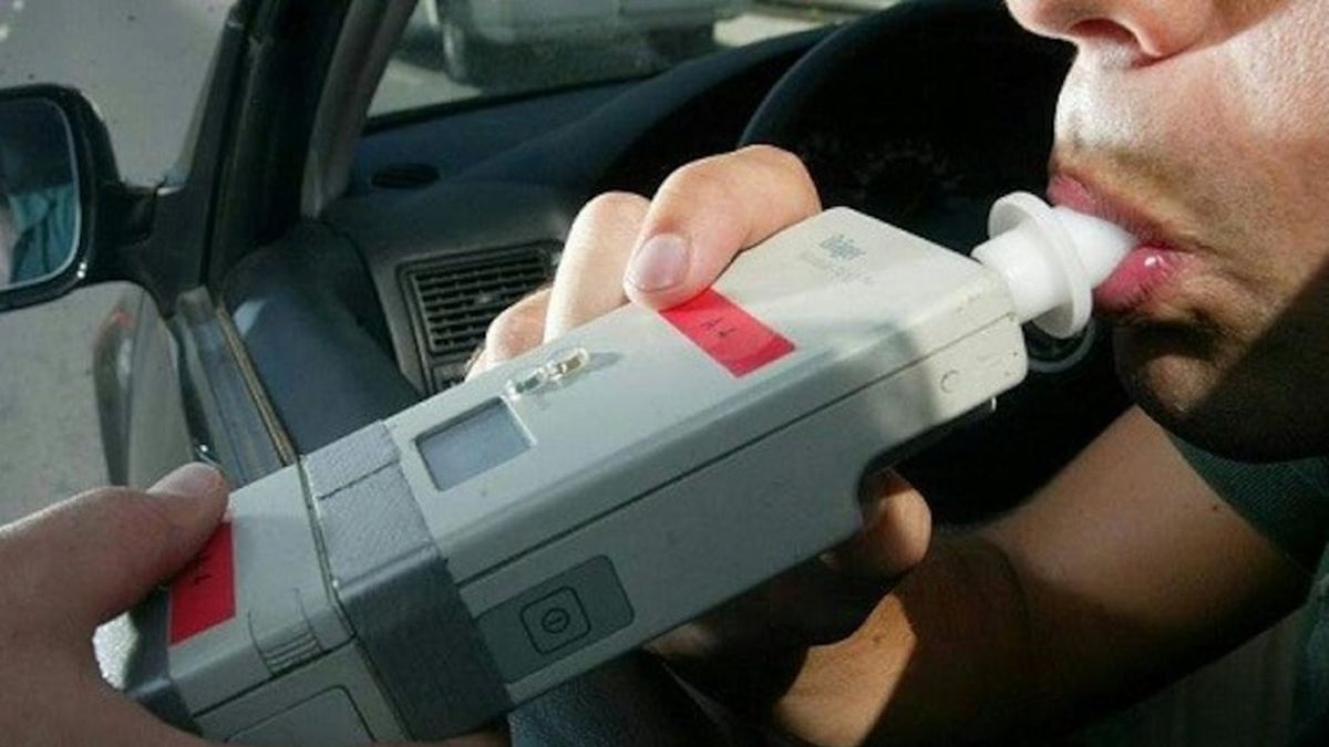 Un conductor alcoholizado chocó a tres vehículos, intentó escapar y volcó en Guaymallén