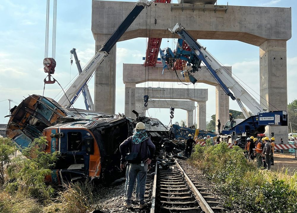 Cayó una grúa sobre un tren de pasajeros en Tailandia