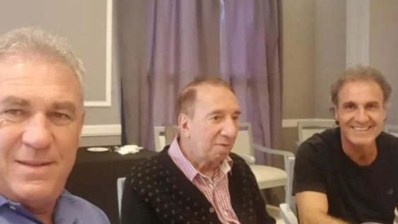 Carlos Bilardo sigue en terapia intensiva, pero respira por sus propios medios