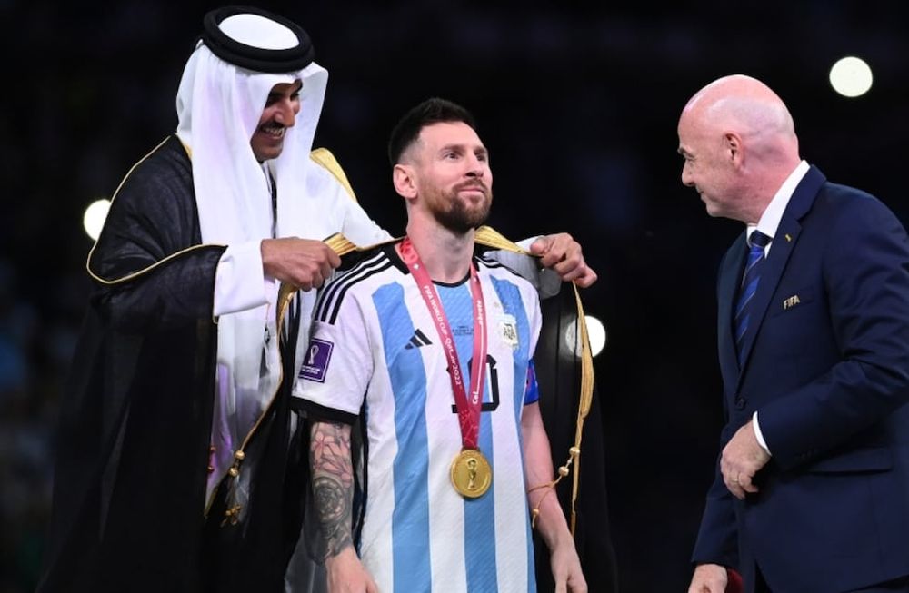 Leo Messi es arropado y está a punto de recibir la Copa del Mundo, esa que tanto merecía. / Talk Sport