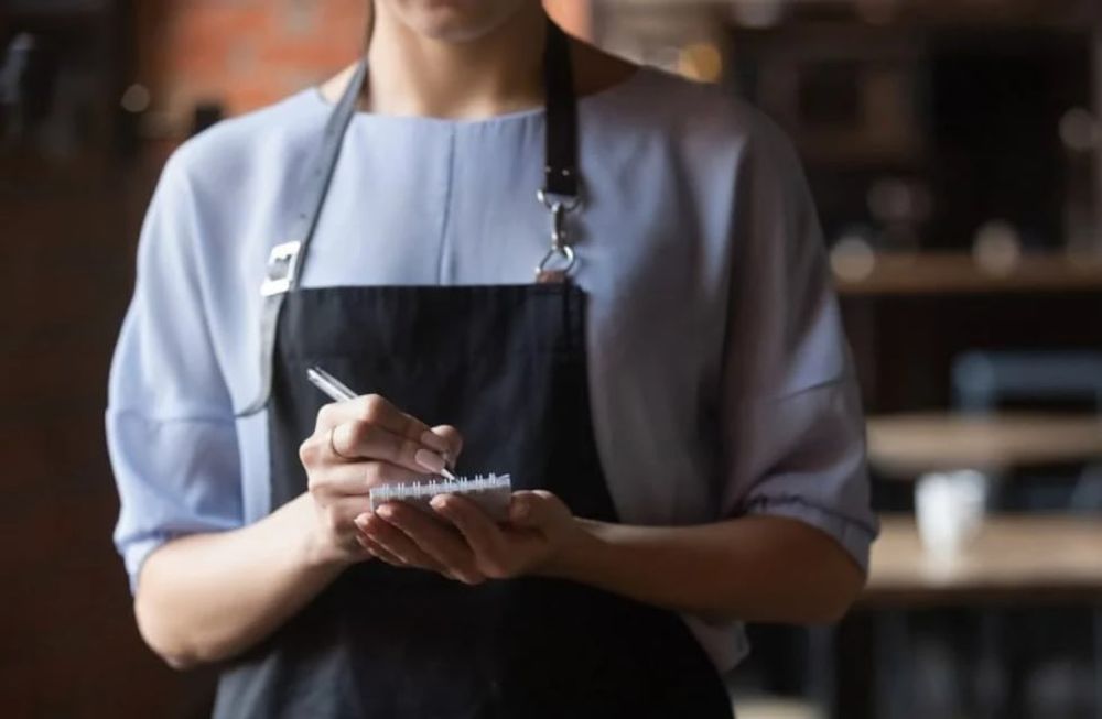 Una denuncia de una camarera despedida se hace viral tras ser despedida por pedir una baja médica. Generó indignación en redes sociales y abrió debate sobre abusos laborales.