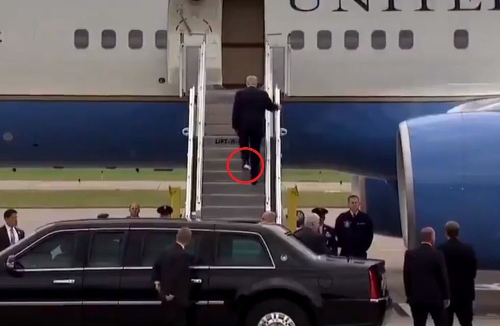 ¡Papelón! Trump se embarcó en el Air Force One con papel higiénico pegado al zapato