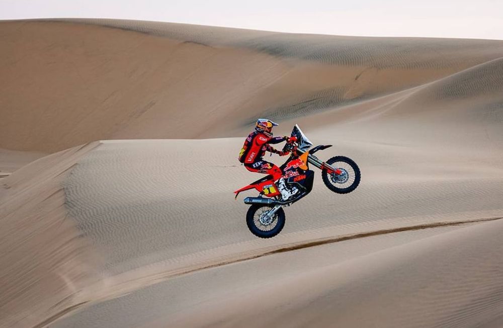Kevin Benavides llegó segundo en la novena etapa entre las Motos del Dakar 2022. Por su parte, la victoria fue para José Ignacio Cornejo Florimo.