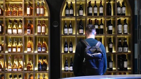 Fusionando un diseño curvo vanguardista, la cava ofrece una selección de más de 1100 etiquetas de vinos.
