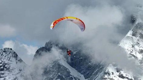 Un parapentista sobrevivió tras ser arrastrado a más de 8500 metros de altura e China.&nbsp;