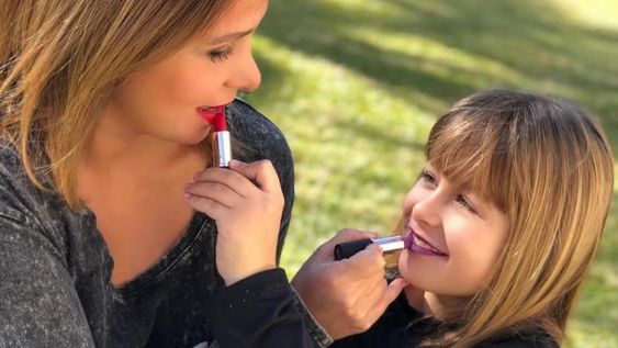 La hija de Fernanda Vives se divirtió maquillando a su abuelo